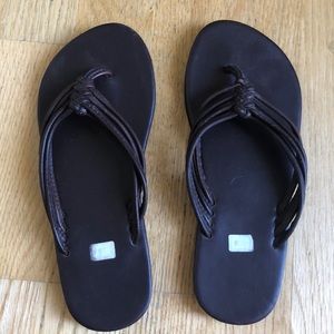 Cute brown “leather” flip flops